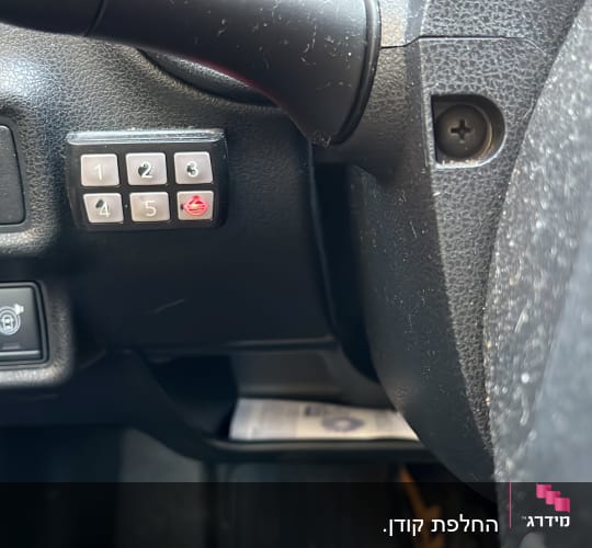 לוח מקשים עם מספרים ברכב ליד ההגה
